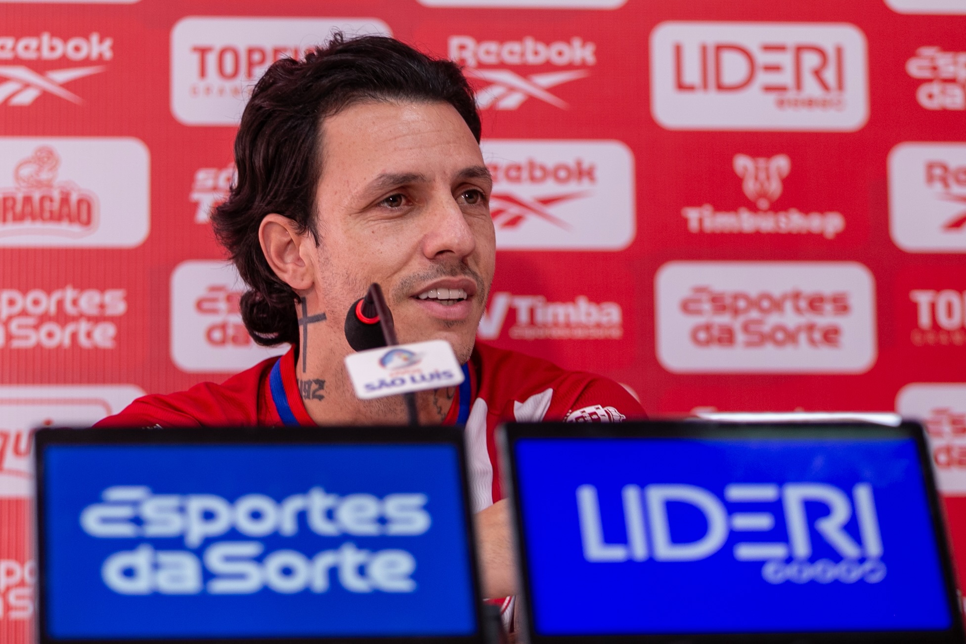 Coletiva de imprensa com painel LIDERI patrocinando o Clube Náutico Capibaribe