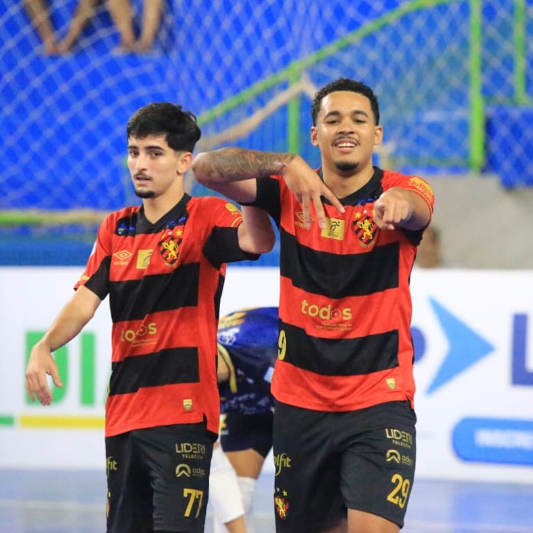 Atletas do Sport Club do Recife com patrocínio LIDERI Telecom no calção durante partida de futsal